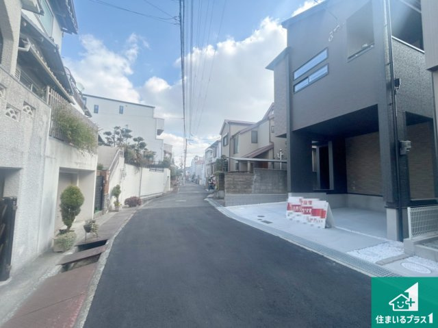西宮市段上町　新築一戸建ての前面道路含む現地写真|周辺は閑静な住宅街！前面道路広々で車の出し入れも便利です。駐車が苦手な方でも安心して車庫入れできます！