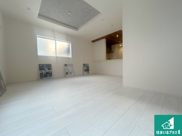 西宮市段上町　新築一戸建ての居間・リビング|日当たり良好の明るいリビングで朝の目覚めもスッキリできそう！対面キッチンでご家族のコミュニケーションも自然と増える設計！小さなお子様が遊ぶスペースを作っても広々とくつろげるLDK！