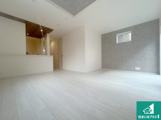 西宮市段上町　新築一戸建ての居間・リビング|シンプルなリビングは、観葉植物等のインテリアを楽しめますね！パパ好みにも、ママ好みにも家具次第で雰囲気を変えることができます！