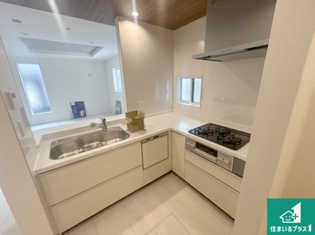 西宮市段上町　新築一戸建てのキッチン|リビングと統一感があり、使い勝手のいいキッチン。広々としているので、二人並んで作業が出来ちゃいます。お子様と一緒に色々なお料理に挑戦できるスペースがあります。