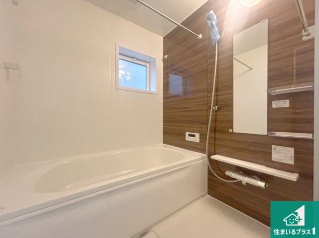 西宮市段上町　新築一戸建ての浴室|足をゆったり伸ばして寛げる浴槽です。窓が設けられていますので差し込む光が明るく穏やかな雰囲気にしてくれます♪浴室乾燥機も設置しているので、雨の日の洗濯物も安心です♪