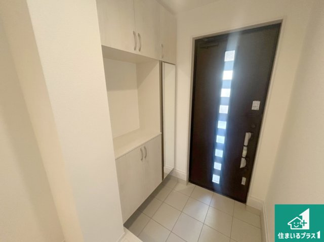 西宮市段上町　新築一戸建ての玄関|シューズボックスにはたくさんの靴が収納できるので玄関周りはいつもスッキリ！ご家族が増えても安心！