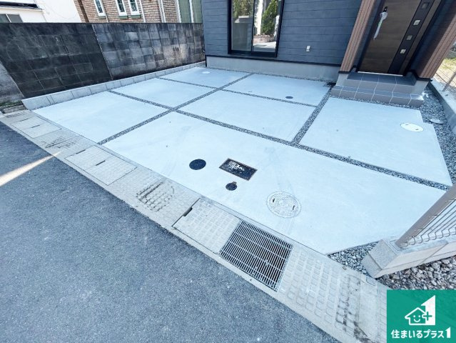 和泉市東阪本町　第3期　新築一戸建ての駐車場|並列2台駐車可能！ゆとりの駐車スペースで車庫入れもスムーズ！