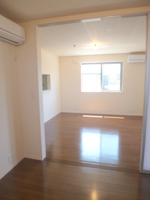 エスポワール宮前の居間・リビング|★仕切りを開ければ17帖の開放感のあるお部屋になります★