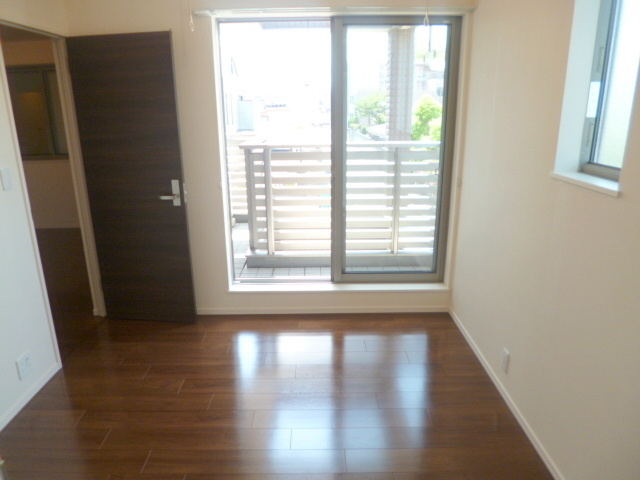 エスポワール宮前の寝室|★ドアで仕切られたお部屋は寝室として使いやすいです★