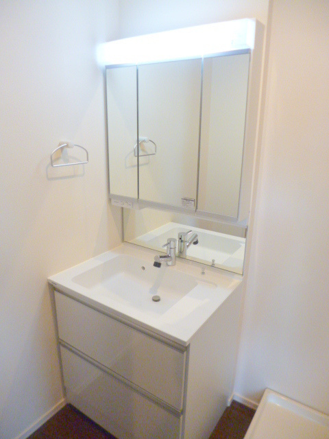 エスポワール宮前の洗面所|★鏡の裏も収納スペースで、開けば３面鏡として利用可能★