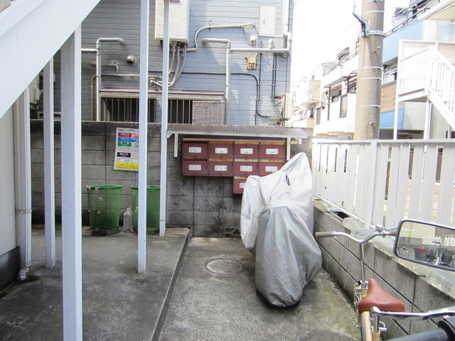 グリーンパーク飛鳥のエントランス|自転車、バイクが置けます。