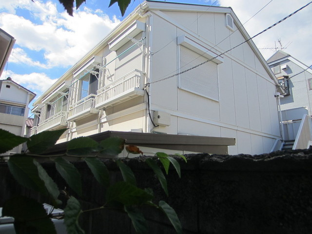 グリーンパーク飛鳥のその他|青空に映える外観です。