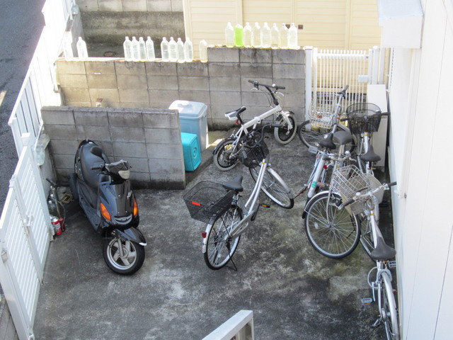 グリーンパーク飛鳥のエントランス|自転車、バイクが置けます。