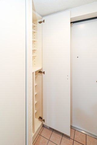 サヴォイザ・ブルネット　4階の収納|別号室のものになります。現状優先。