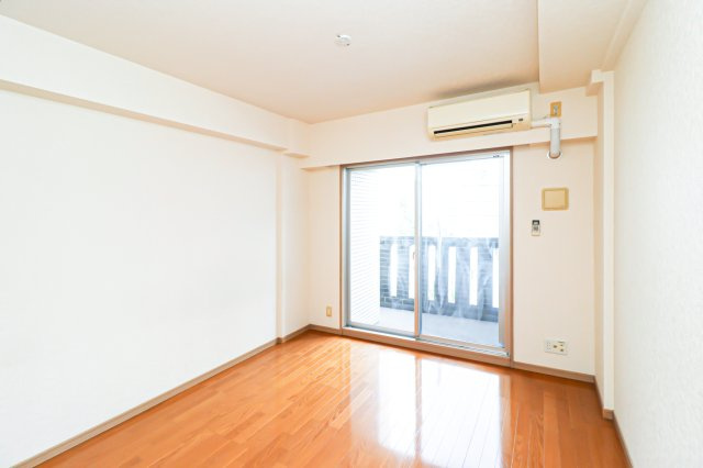 サヴォイザ・ブルネット　4階の居間・リビング|別号室のものになります。現状優先。
出窓がございます。