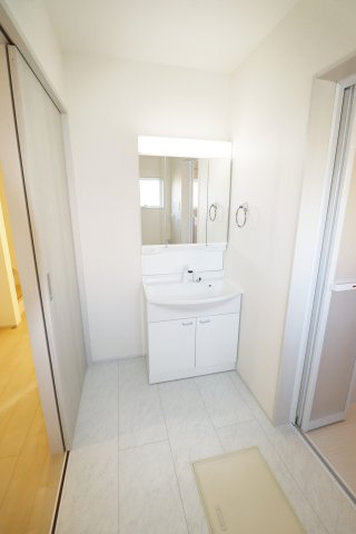 郡山市安積町荒井字安倍　　　　2号棟　　　安積第1小学校、安積中学区　の洗面所