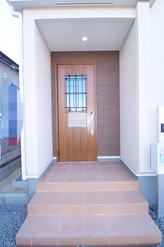 郡山市安積町荒井字安倍　　　　2号棟　　　安積第1小学校、安積中学区　の玄関