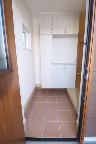 郡山市安積町荒井字安倍　　　　2号棟　　　安積第1小学校、安積中学区　の玄関