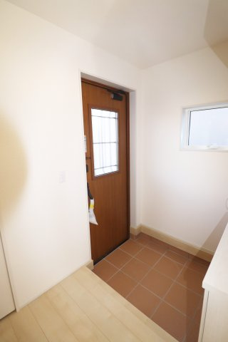 郡山市安積町荒井字安倍　　　　2号棟　　　安積第1小学校、安積中学区　の玄関