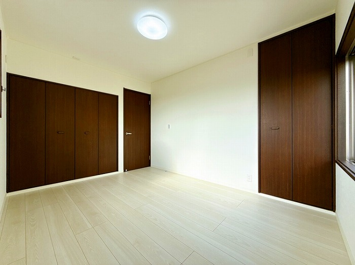 西尾市平口町の洋室