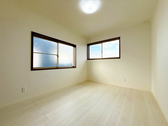 西尾市平口町の洋室