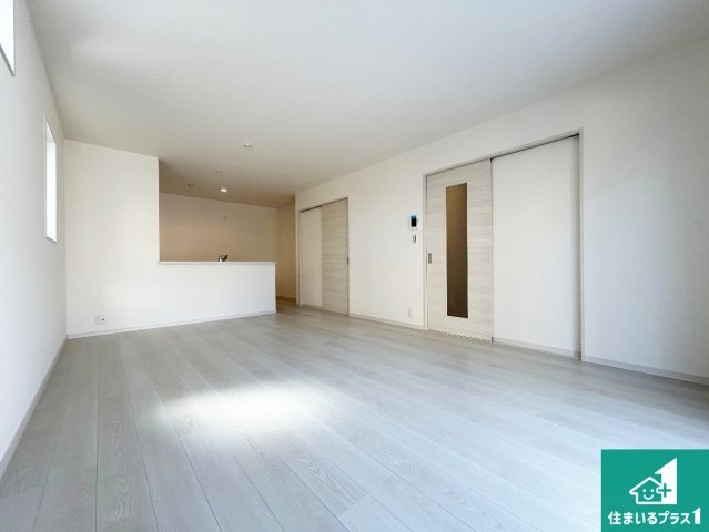 和泉市東阪本町　第3期　新築一戸建てのキッチン|日当たり良好の明るいリビングで朝の目覚めもスッキリできそう！対面キッチンでご家族のコミュニケーションも自然と増える設計！小さなお子様が遊ぶスペースを作っても広々とくつろげるLDK！