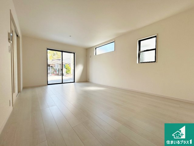 和泉市東阪本町　第3期　新築一戸建ての居間・リビング|明るいリビングで朝の目覚めもスッキリできそう！対面キッチンでご家族のコミュニケーションも自然と増える設計！小さなお子様が遊ぶスペースを作っても広々とくつろげるLDK！