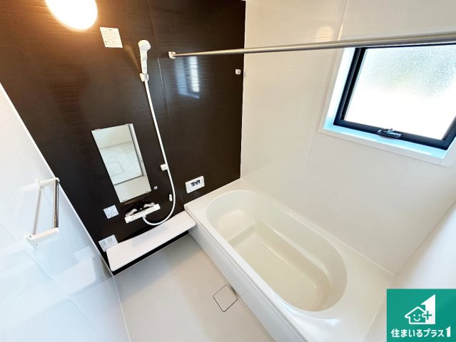 和泉市東阪本町　第3期　新築一戸建ての浴室|足をゆったり伸ばして寛げる浴槽です。窓が設けられていますので差し込む光が明るく穏やかな雰囲気にしてくれます♪浴室乾燥機も設置しているので、雨の日の洗濯物も安心です♪