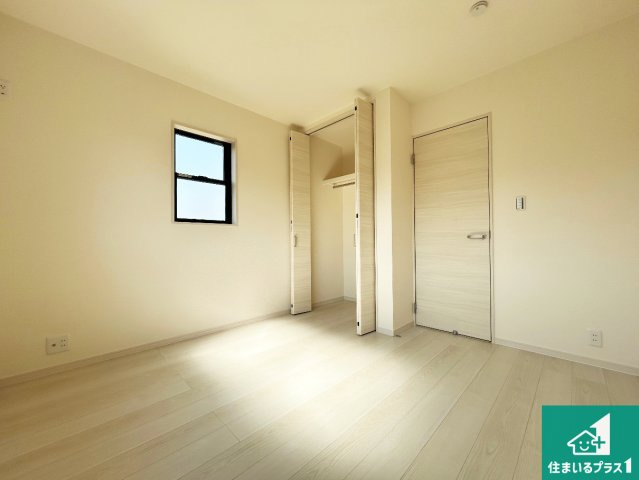 和泉市東阪本町　第3期　新築一戸建ての洋室|シンプルな洋室は、自分好みのインテリアが楽しめます♪ご家族とインテリアや家具を選びに行くのは新築購入時の醍醐味の一つです。ぜひお楽しみください♪