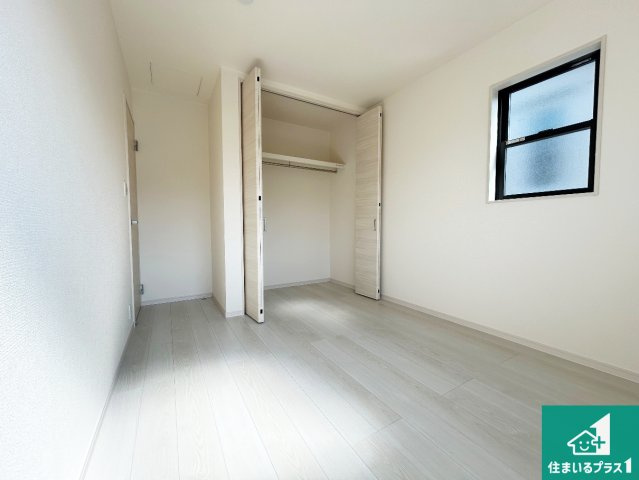 和泉市東阪本町　第3期　新築一戸建ての洋室|シンプルな洋室は、自分好みのインテリアが楽しめます♪ご家族とインテリアや家具を選びに行くのは新築購入時の醍醐味の一つです。ぜひお楽しみください♪