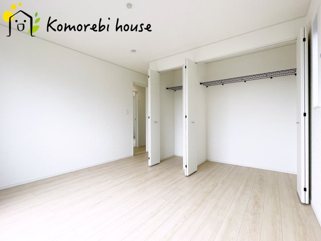 鴻巣市鴻巣　第1　新築一戸建て　クレイドルガーデン　02の寝室|落ち着いた色調の寝室です