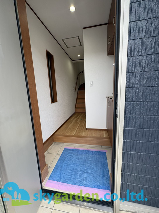 藤沢市高倉　中古戸建の玄関|収納もある玄関です