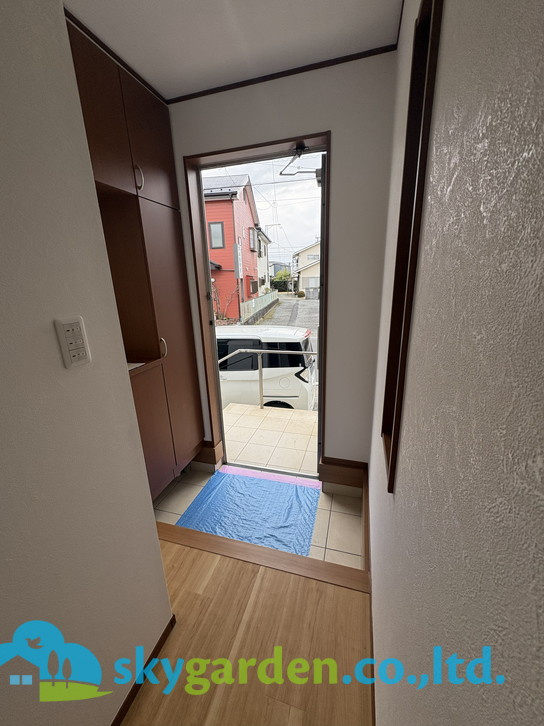 藤沢市高倉　中古戸建の玄関|明るい玄関です