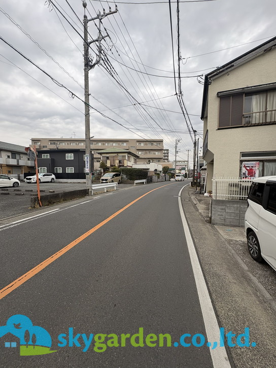 藤沢市高倉　中古戸建の前面道路含む現地写真
