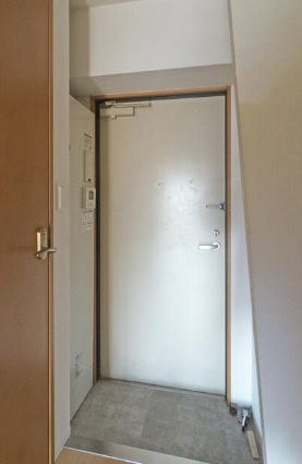 大阪市中央区谷町６丁目の賃貸マンションの玄関