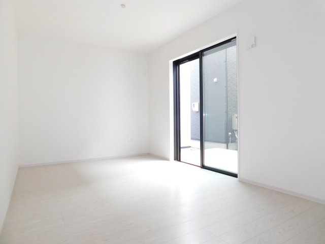 名古屋市港区西川町２丁目の新築一戸建の洋室|◇１階洋室◇　　南面で明るい洋室６．０帖　ウッドデッキに出入りできます♪