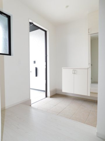 名古屋市港区西川町２丁目の新築一戸建の玄関|◇玄関収納◇　　家族の履物がしっかり収納できるミラー付玄関収納♪　玄関にはベビーカーやアウトドア用品が置けるシューズインクローク付き！