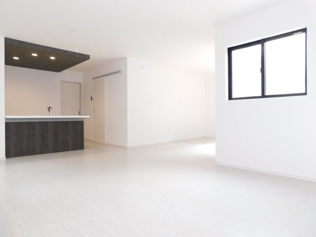 名古屋市港区西川町２丁目の新築一戸建の居間・リビング|◇リビング◇　　南面で明るいリビング２３．０帖　大きな窓の開放感のある空間♪