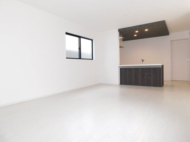 名古屋市港区西川町２丁目の新築一戸建の居間・リビング|◇リビング◇　　南面で明るいリビング２３．０帖　おしゃれな折下天井のフラットキッチン♪