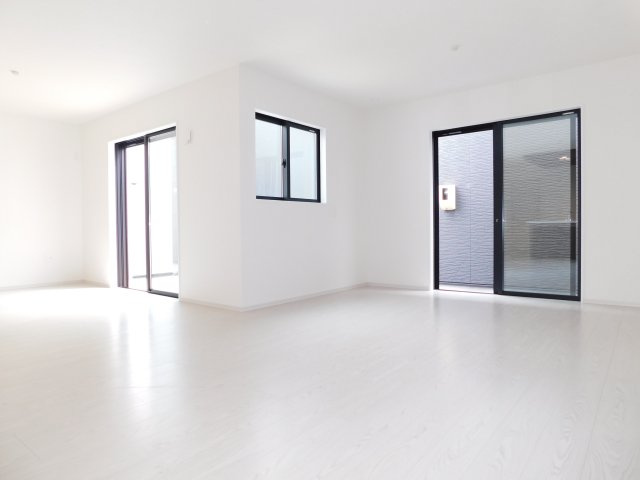 名古屋市港区西川町２丁目の新築一戸建の居間・リビング|◇リビング◇　　南面で明るいリビング２３．０帖　間仕切りで６．０帖の洋室になります♪