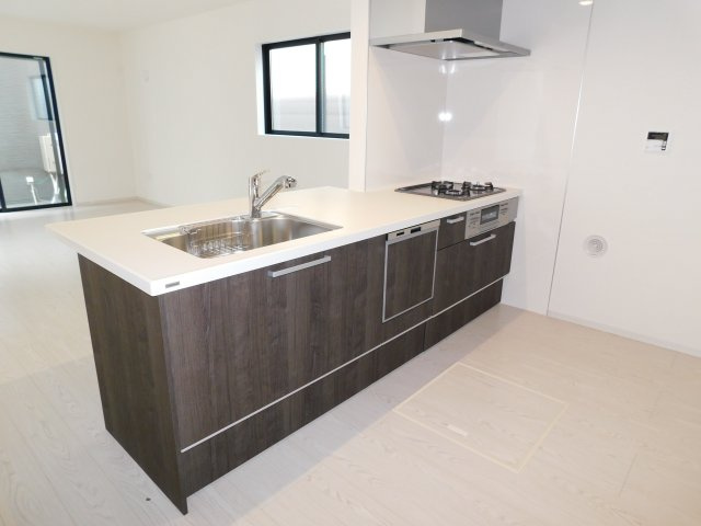 名古屋市港区西川町２丁目の新築一戸建のキッチン|◇キッチン◇　　人気の対面式・人造大理石カウンターキッチン・食洗機・浄水器一体型水栓・静音仕様シンク・薄型換気扇・Ｓｉセンサーコンロ（３口）