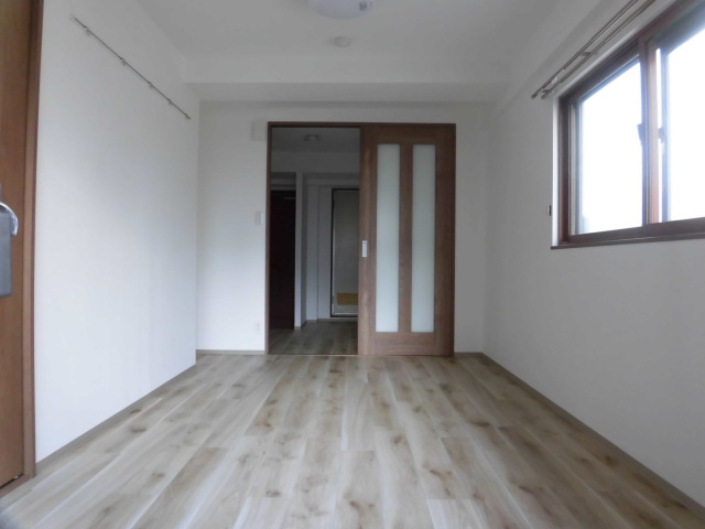 コーポ駅前ビルの洋室