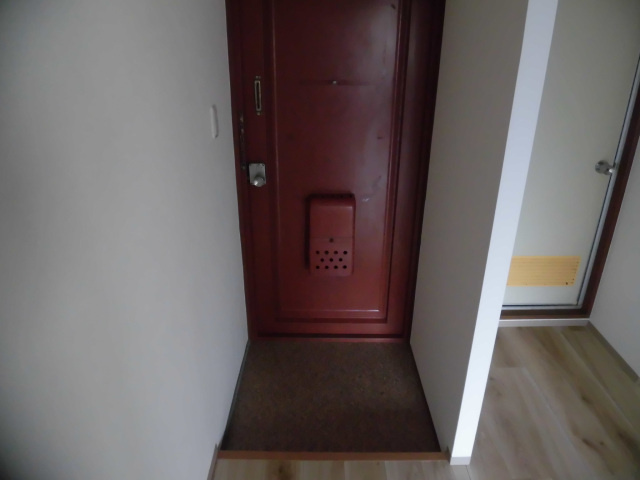 コーポ駅前ビルの玄関