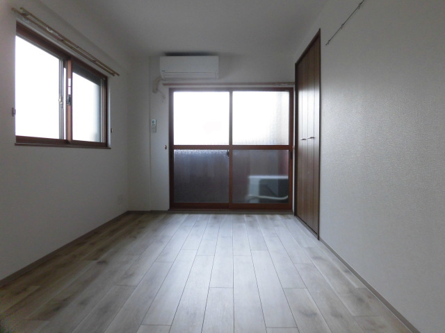 コーポ駅前ビルの居間・リビング