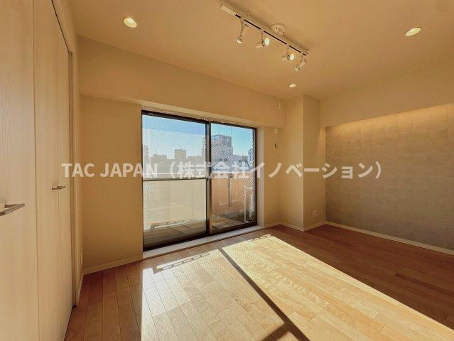 ジェイパーク文京白山の洋室|ベッドや机などを置いても壁一面のクローゼットでスッキリお使いいただける洋室（約6.4帖）。普段はオープンに開けていても仕切り扉で来客時や家族のプライベートもしっかり守れます。