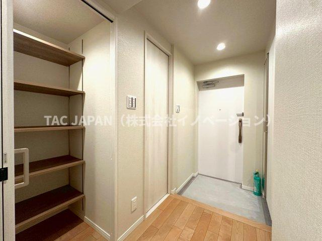 ジェイパーク文京白山の玄関|日頃からスッキリ使いたい玄関スペースには天井まで届く鏡付きの大型シューズボックスにくわえクローゼットを完備。明るく清潔感ある印象の素敵なお部屋に生まれ変わりました。