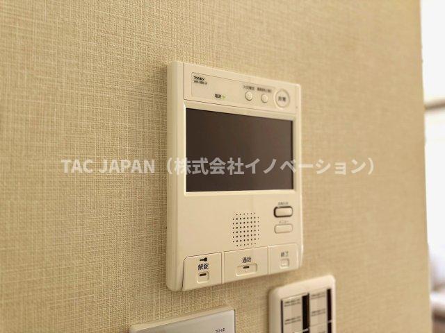 ジェイパーク文京白山の防犯設備|【モニター付きオートロック】
来訪者をリビングから確認できエントランスの開錠ができるオートロックは現代防犯の要ですね。