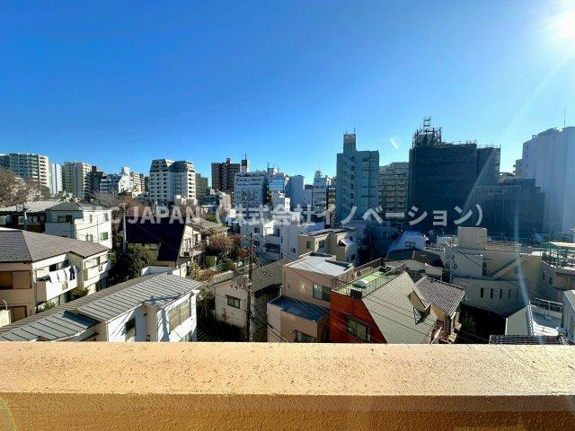 ジェイパーク文京白山の展望|どこまでも青空が続くスポット的にひらけた6階からの素晴らしいロケーション。アクセスの良さにくわえ角部屋に見合う「開放感」「日当たり」「風通し」などの3拍子が揃う好マンション！