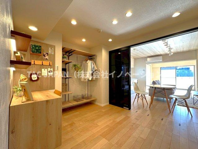 ジェイパーク文京白山の収納|エアコンの設置やコンセント類も整備されお部屋としてお使いいだけるサービスルーム（約5.1帖）。リビングの仕切り戸はダークグレーの半透明ですので圧迫半もなく落ち着いたプライベート空間が創造されています。