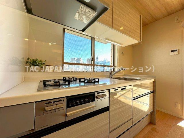 ジェイパーク文京白山のキッチン|お料理の合間にも感じられる風景画のようなロケーション。食事の時間がバラバラでも最後の人がスイッチONで洗い物が完結できるビルトイン食器洗浄乾燥機・便利な浄水シャワー栓・ガラストップ三口コンロ等を完備。