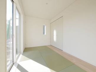 【和室】 | 昭和町築地新居 新築戸建 イオンまで車4分 南側畑で日当良好 | 1階　5帖の洋風和室