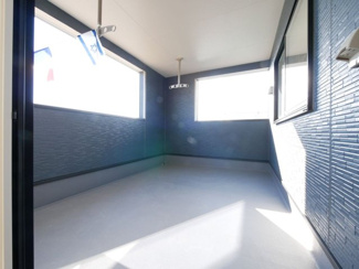 【バルコニー】 | 昭和町築地新居 新築戸建 イオンまで車4分 南側畑で日当良好 | 急な降雨にも対応可能な広々インナーバルコニー。汚れにくい、傷みにくい