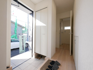 【玄関】 | 昭和町築地新居 新築戸建 イオンまで車4分 南側畑で日当良好 | シューズボックス付き玄関。