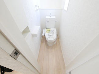 【トイレ】 | 昭和町築地新居 新築戸建 イオンまで車4分 南側畑で日当良好 | ウォシュレット機能付きトイレ。